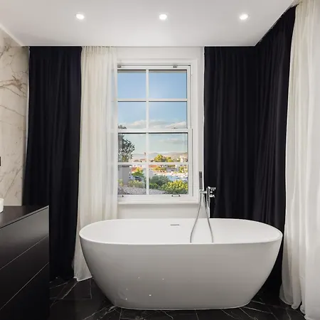 Luxury 4br Heated Pool, Just 100m To Sea