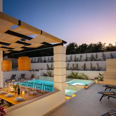 Luxury 4br Heated Pool, Just 100m To Sea Willa *