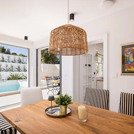 Luxury 4br Heated Pool, Just 100m To Sea *