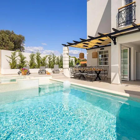 Luxury 4br Heated Pool, Just 100m To Sea Willa *