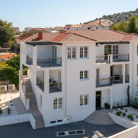 Luxury 4br Heated Pool, Just 100m To Sea Willa *