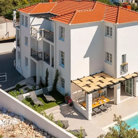 Luxury 4br Heated Pool, Just 100m To Sea Willa